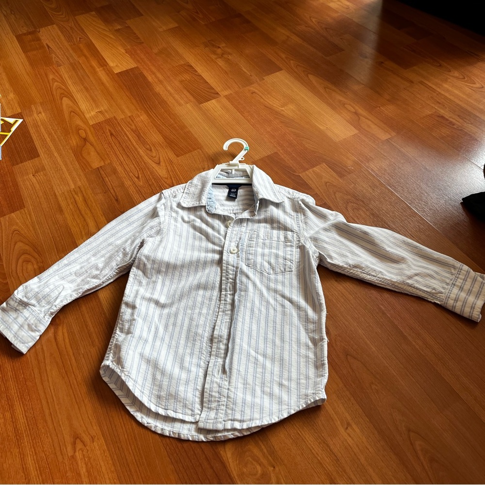 gap never worn 5 yr size blue/white Oxford button up long sleeve shirt w/pocket.